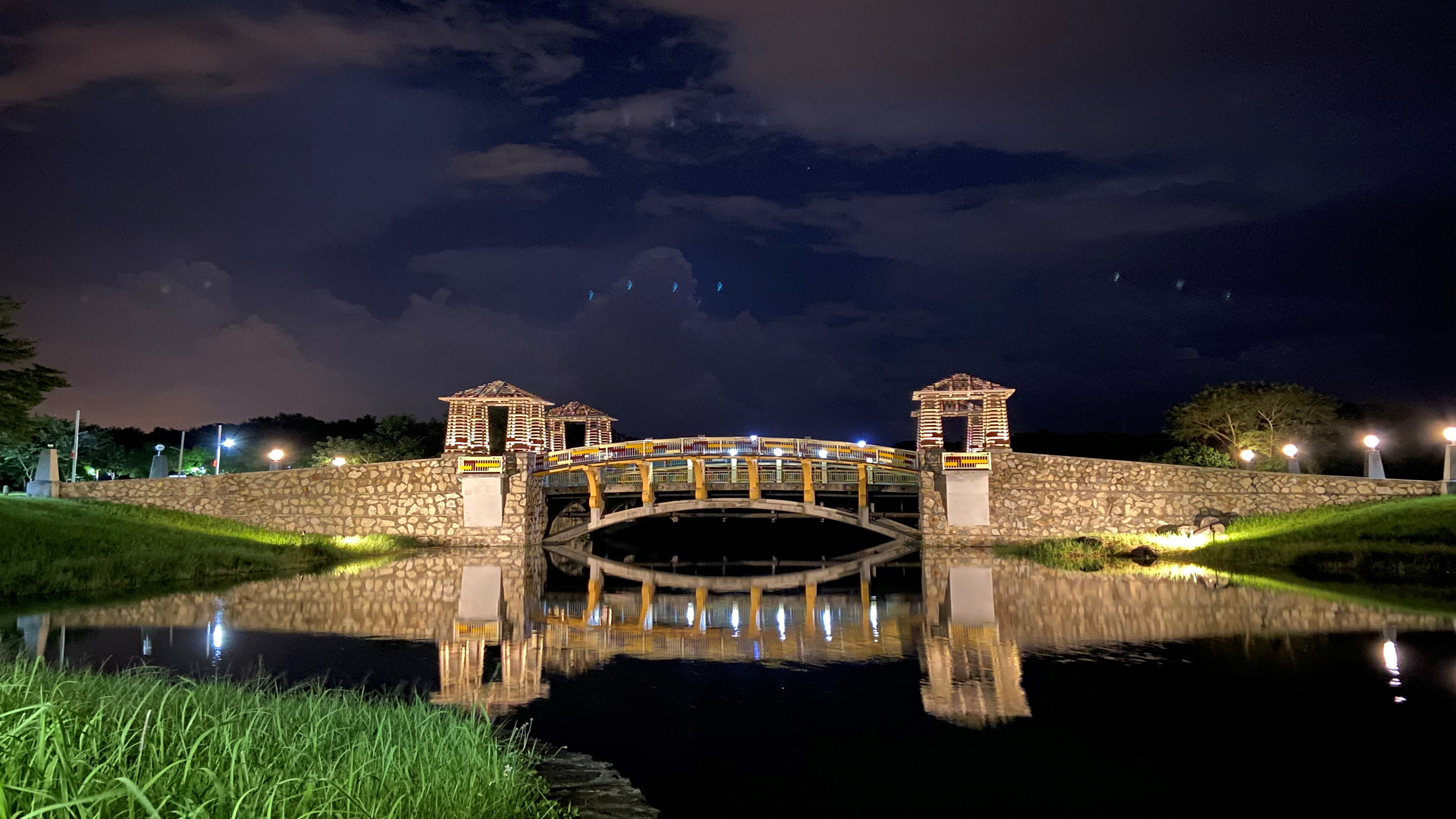 東華圖像：第三名《夜之皇華》作者：郭岑綾